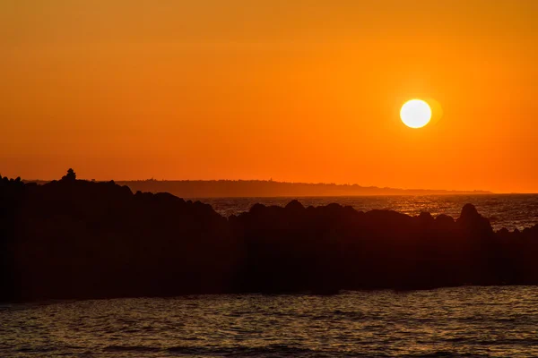Um pôr-do-sol delicioso na praia — Fotografia de Stock