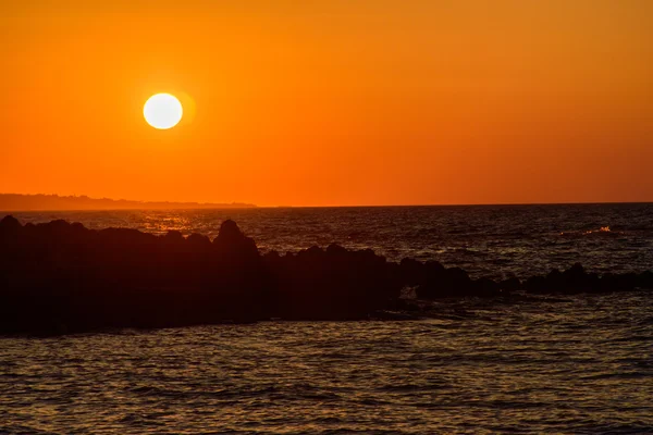 Um pôr-do-sol delicioso na praia — Fotografia de Stock