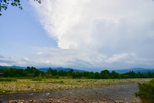 Krásná horská krajina s řekou — Stock fotografie