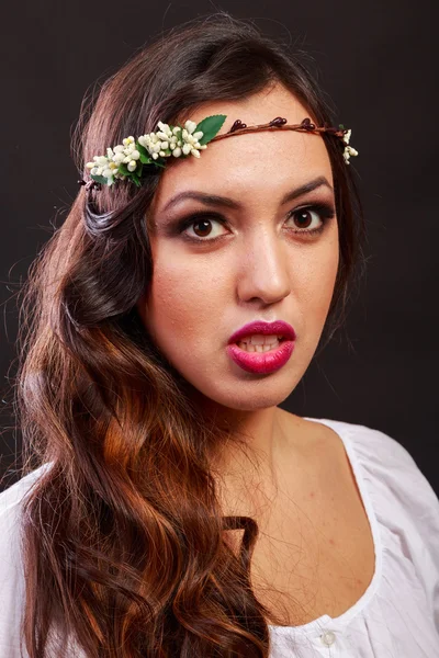 Pretty brunette with a wreath in her hair, black-and-white photo — Stock Photo, Image