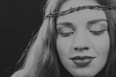 Bir çelenk içinde onun saç, siyah-beyaz fotoğraf ile güzel esmer