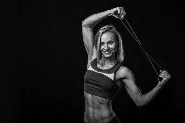 Fitness bir siyah arka plan üzerinde poz güzel kız.