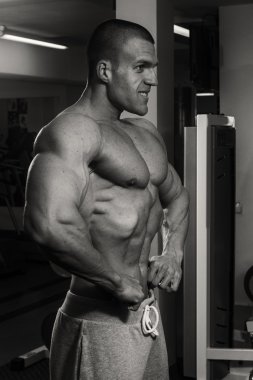 Spor salonunda dumbbells ile işgal.