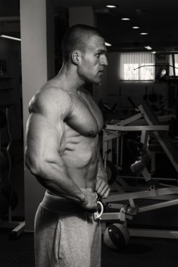 Spor salonunda dumbbells ile işgal.