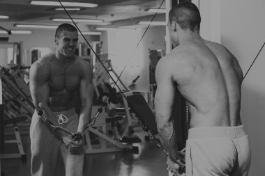 Spor salonunda dumbbells ile işgal.