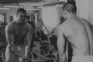 Spor salonunda dumbbells ile işgal.