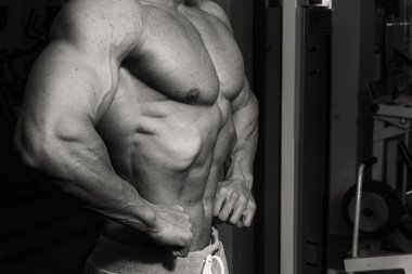 Spor salonunda dumbbells ile işgal.