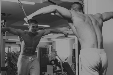 Spor salonunda dumbbells ile işgal.