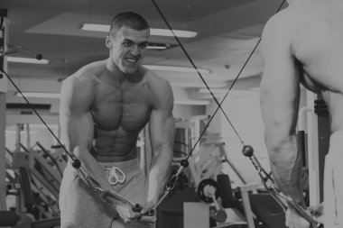 Spor salonunda dumbbells ile işgal.