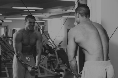 Spor salonunda dumbbells ile işgal.