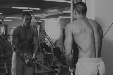 Spor salonunda dumbbells ile işgal.