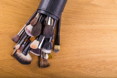 Boya fırçaları ve diğer kalıcı makyaj araçları