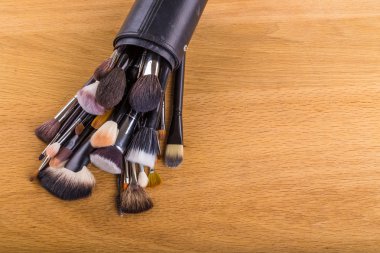 Boya fırçaları ve diğer kalıcı makyaj araçları