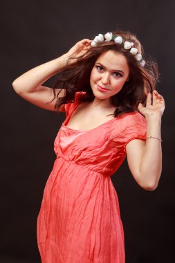 Karanlık bir arka plan üzerinde güzel, gizemli, şirin esmer. Siyah ve beyaz fotoğraf güzel gizemli esmer.