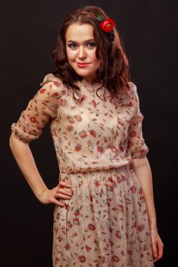 Karanlık bir arka plan üzerinde güzel, gizemli, şirin esmer. Siyah ve beyaz fotoğraf güzel gizemli esmer.