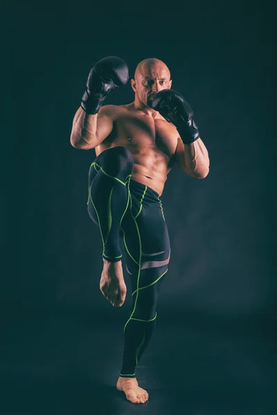 Confident bodybuilder on a dark background. — Stock Photo, Image