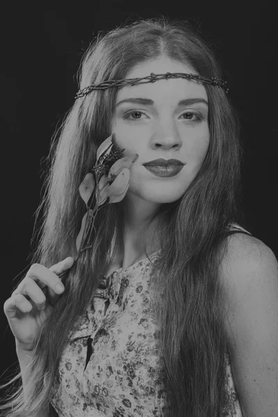 Bonita morena con una corona en el pelo, foto en blanco y negro — Foto de Stock
