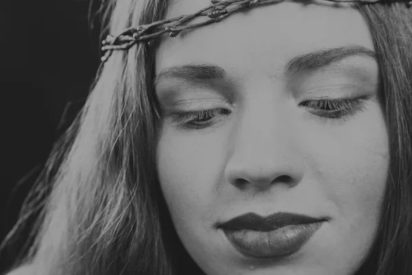 Morena bonita com uma coroa de flores no cabelo, foto em preto e branco — Fotografia de Stock