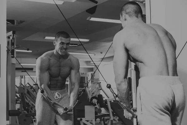 Ocupación con pesas en el gimnasio . —  Fotos de Stock