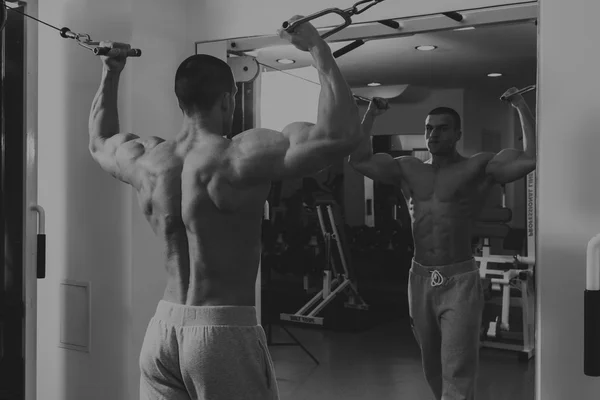 Ocupación con pesas en el gimnasio . —  Fotos de Stock