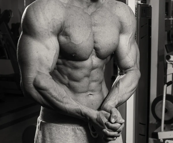 Spor salonunda dumbbells ile işgal.