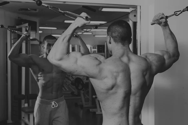 Ocupación con pesas en el gimnasio . —  Fotos de Stock