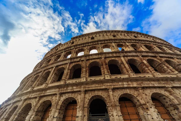 Majesteettinen Colosseum. Rooman maisema . — kuvapankkivalokuva