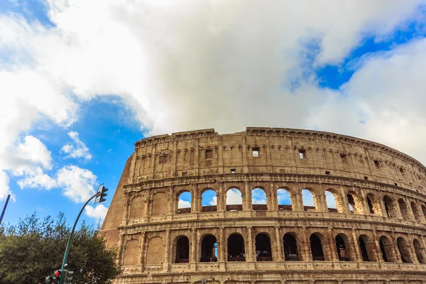 Majestätiska Colosseum. Romerska landskap. — Stockfoto