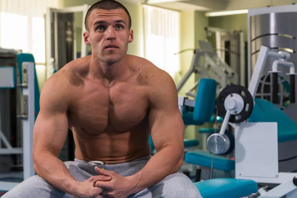 Bodybuilder with dumbbells in fitness club — Stock Photo, Image