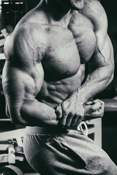 Hombre musculoso en el gimnasio —  Fotos de Stock