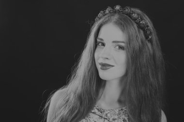 Hafif bir arka plan üzerinde kısa bir etek bir kız. Güzel ve genç birbayan. Güzel profesyonel makyaj.