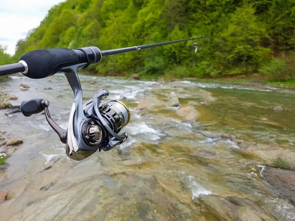 Pesca alla trota. All'aperto. Tempo libero — Foto Stock