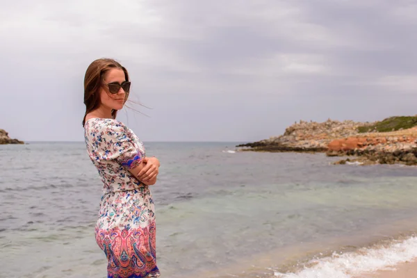 Beautiful woman walking on the beautiful beach — Stock Photo, Image