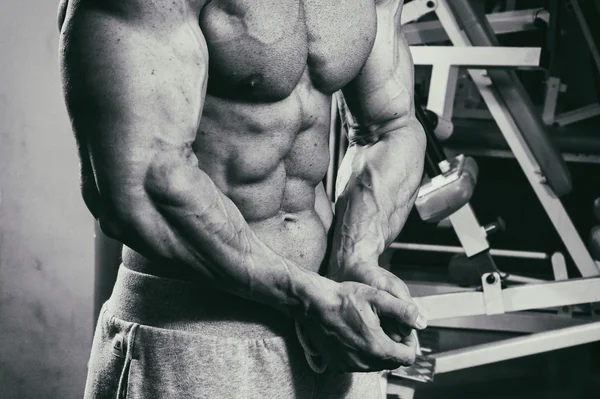 Muskularny mężczyzna w klubie fitness — Zdjęcie stockowe
