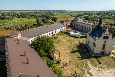 Yukarıdan yıkılmış bir ortaçağ kalesi.