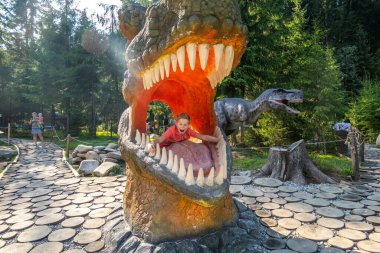 Çocuk parkındaki plastik dinozorlar