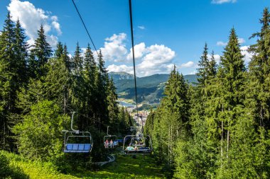 Yazın bir dağ otelinin güzel manzarası