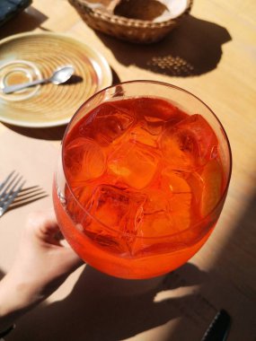 Masada bardakta Aperol kokteyli var.