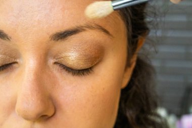 Makyaj yap. Makyaj sanatçısı makyaj yapıyor.