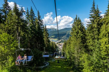 Yazın bir dağ otelinin güzel manzarası