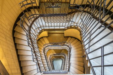 Eski bir evdeki kadim spiral merdiven