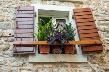 Taş bir evin güzel kepenkleri