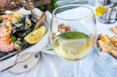 Izgara ahtapot ve şaraplı diğer deniz ürünleri.