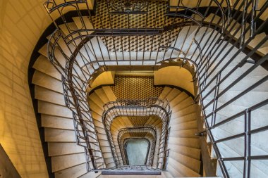 Eski bir evdeki kadim spiral merdiven