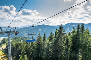 Kayak merkezi yaz doğası arka planı