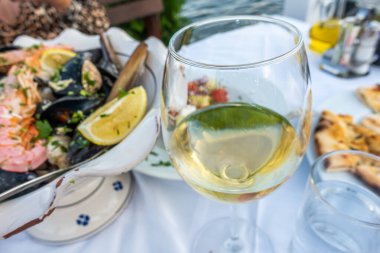 Izgara ahtapot ve şaraplı diğer deniz ürünleri.