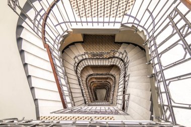 Eski bir evdeki kadim spiral merdiven