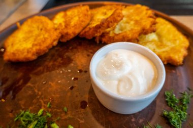 Patates kremalı ve ekşi kremalı krep.