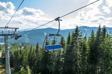 Kayak merkezi yaz doğası arka planı