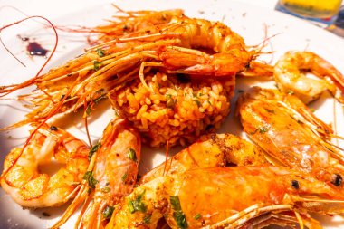 Pirinçli kızarmış karides.